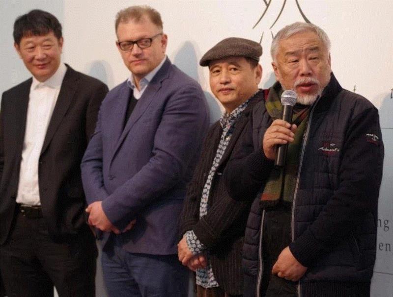 (左到右)艺术家赵梦、丹尼尔·埃斯卡纳齐、曾小俊、洪凌相继致辞,索卡·开幕现场 | 【我自然 With Nature】正式开幕,Nature,索卡,丹尼尔,赵梦,洪凌,埃斯卡纳齐,仇国仕,相纸,方力钧,威士忌共和国