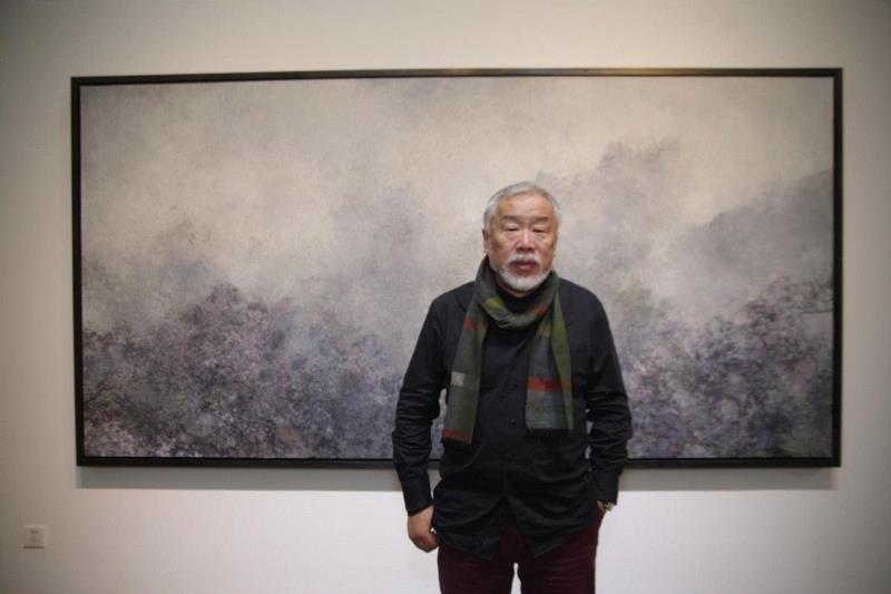 艺术家洪凌与其参展作品之一《雾罩春深》,索卡·开幕现场 | 【我自然 With Nature】正式开幕,Nature,索卡,丹尼尔,赵梦,洪凌,埃斯卡纳齐,仇国仕,相纸,方力钧,威士忌共和国