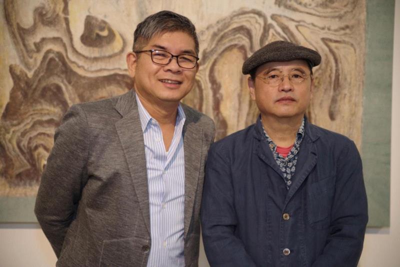 艺术家曾小俊与索卡艺术创世人萧富元先生，及其参展作品《唐枕梦》系列,索卡·开幕现场 | 【我自然 With Nature】正式开幕,Nature,索卡,丹尼尔,赵梦,洪凌,埃斯卡纳齐,仇国仕,相纸,方力钧,威士忌共和国