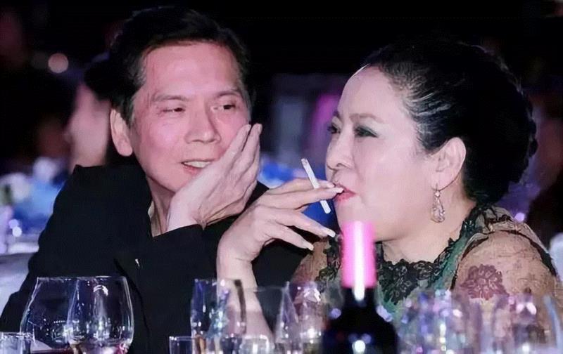 人物 ▎71岁、身价千亿、宠妻40年 : 好的婚姻,离不开江湖义气,婚姻,宠妻,身价,江湖,人物,义气,向华强,陈岚,爱情,向太