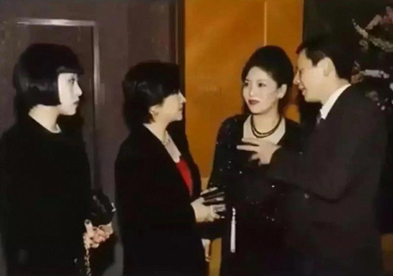 人物 ▎71岁、身价千亿、宠妻40年 : 好的婚姻,离不开江湖义气,婚姻,宠妻,身价,江湖,人物,义气,向华强,陈岚,爱情,向太