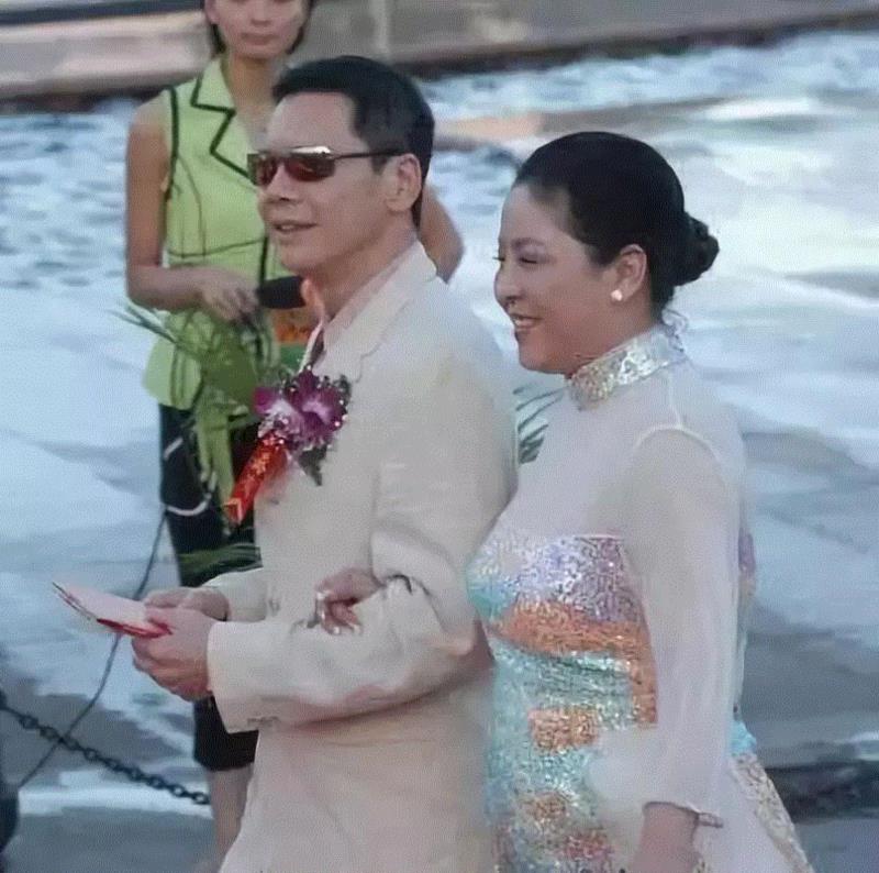 人物 ▎71岁、身价千亿、宠妻40年 : 好的婚姻,离不开江湖义气,婚姻,宠妻,身价,江湖,人物,义气,向华强,陈岚,爱情,向太