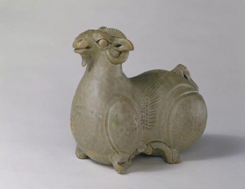 西晋青釉羊，现藏于北京故宫博物院,古人的身后事：陶瓷明器简史,明器,古人,身后,陶瓷,模型,随葬品,制度,河南博物院,陶器,礼器