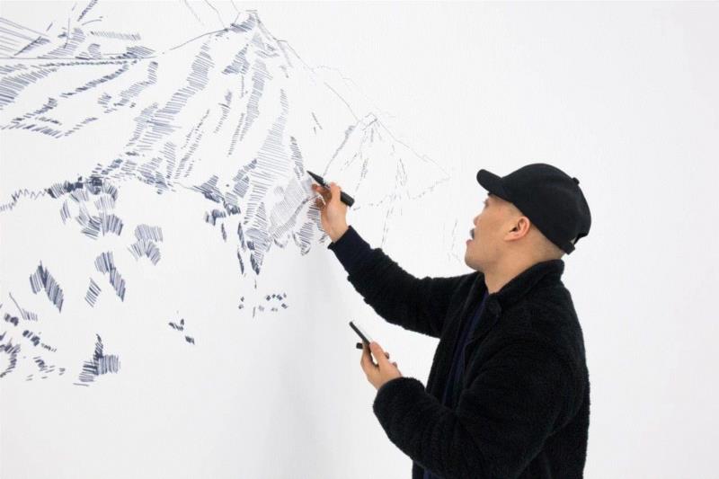 戴陈连、耶苏,“秦望”表演现场,2019. 图片由OCAT西安馆提供.,戴陈连和耶苏谈“秦望”|ARTFORUM五百字,戴陈,耶苏,ARTFORUM五百,秦望,西安,OCAT,绍兴,木杆,墙上,戴陈连