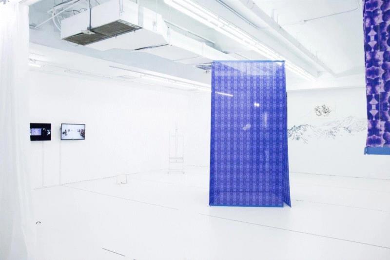 耶苏,《刺临》,2018-19,布面印刷,尺寸可变. 图片由OCAT西安馆提供.,戴陈连和耶苏谈“秦望”|ARTFORUM五百字,戴陈,耶苏,ARTFORUM五百,秦望,西安,OCAT,绍兴,木杆,墙上,戴陈连