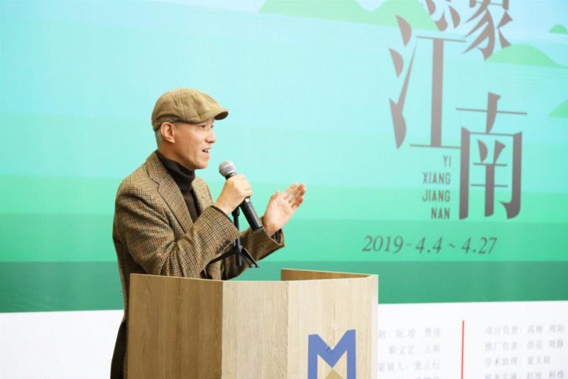 展览策展人张立行介绍艺术家和开幕式嘉宾,【展讯】“意象江南：庆祝新中国成立七十周年艺术大展”在刘海粟美术馆开幕,展讯,刘海粟美术馆,江南,意象,油画,教授,苏州美术馆,开幕式,鸿美术馆,江苏