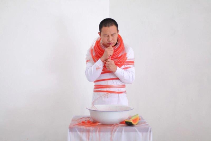 《self-house》艺术项目实施现场,【时代·导览】黄成：从私人客厅到城中村声音现场,黄成,城中村,导览,客厅,house,白石洲,唱片,专辑,墙报,深圳