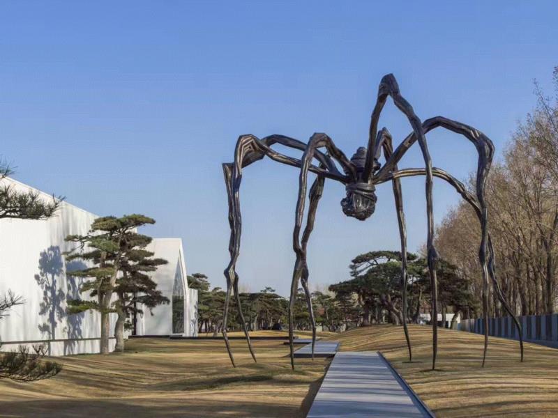《妈妈》1999年钢，大理石，927.1×891.5×1023.6cm泰特美术馆收藏，艺术家2008