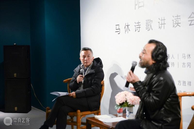 马休讲起古冈说服他参加活动的经过,【明圆 · 现场】城市 · 言志 | 明圆诗歌艺术沙龙（第十四期） 陷阱——马休诗歌讲读会,马休,诗歌,陷阱,沙龙,明圆,言志,诗人,古冈,申凡,上海明圆美术馆