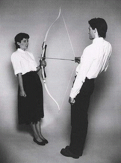 阿布拉莫维奇&.乌雷 《Rest-Energy》，1980年,官宣！ | 全球影像艺术大展《爱的艺术》即将登陆原·美术馆,影像,美术馆,爱的艺术,阿布拉莫维奇,易烊千玺,玛丽娜,液体,小野洋子,翠西,郭楚夕