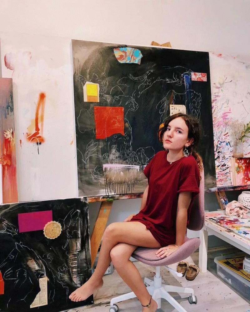 12岁开始画画，16岁就卖画赚100万，画作还被美术馆争相收藏，她却说：我是靠做梦画画！,美术馆,女儿,高二,希腊,绘画,颜料,全职,美院,收藏品,年纪