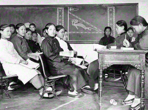     1904年，北京慕贞女校的教室内。,文艺 ▎1年1张，100年北京,天坛,故宫,颐和园,刘英毅,正阳门,城墙,燕京大学,日军,马克,吕布