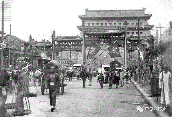     1905年，北京，正阳桥牌楼和箭楼。,文艺 ▎1年1张，100年北京,天坛,故宫,颐和园,刘英毅,正阳门,城墙,燕京大学,日军,马克,吕布