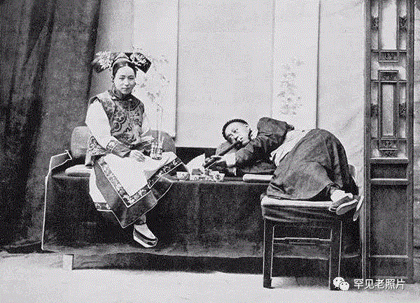     1906年，北京，榻上的满人。山本赞七郎/摄。,文艺 ▎1年1张，100年北京,天坛,故宫,颐和园,刘英毅,正阳门,城墙,燕京大学,日军,马克,吕布