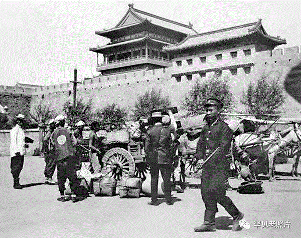     1909年，北京，正阳门瓮城西闸楼外侧的巡警(对面是西火车站)。,文艺 ▎1年1张，100年北京,天坛,故宫,颐和园,刘英毅,正阳门,城墙,燕京大学,日军,马克,吕布