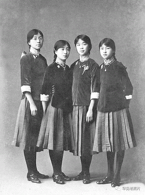      1916年，北京，培华女子中学的校服。,文艺 ▎1年1张，100年北京,天坛,故宫,颐和园,刘英毅,正阳门,城墙,燕京大学,日军,马克,吕布
