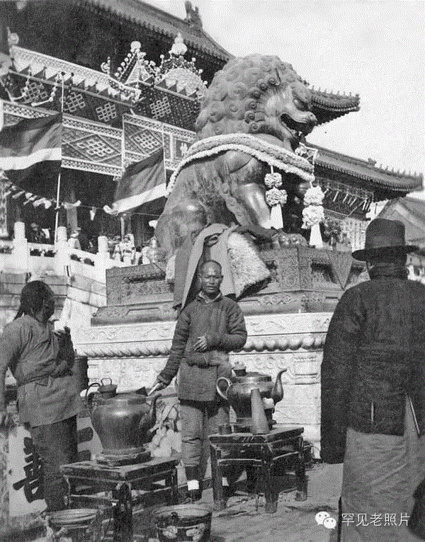     1917年，北京，小贩在故宫内卖大碗茶。,文艺 ▎1年1张，100年北京,天坛,故宫,颐和园,刘英毅,正阳门,城墙,燕京大学,日军,马克,吕布