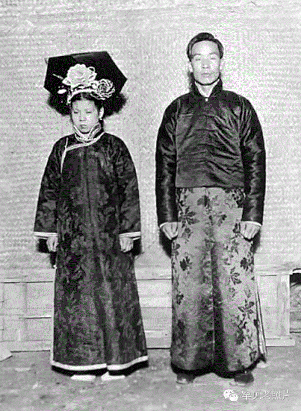     1919年，北京青年会外国干事的满族佣人查理和他的新娘。,文艺 ▎1年1张，100年北京,天坛,故宫,颐和园,刘英毅,正阳门,城墙,燕京大学,日军,马克,吕布