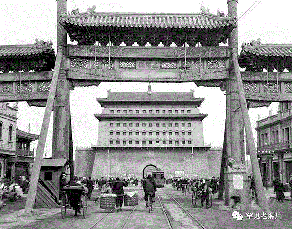     1920年，北京前门大街。,文艺 ▎1年1张，100年北京,天坛,故宫,颐和园,刘英毅,正阳门,城墙,燕京大学,日军,马克,吕布