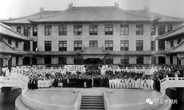     1921年，北京协和医学院落成典礼后全体人员合影。,文艺 ▎1年1张，100年北京,天坛,故宫,颐和园,刘英毅,正阳门,城墙,燕京大学,日军,马克,吕布