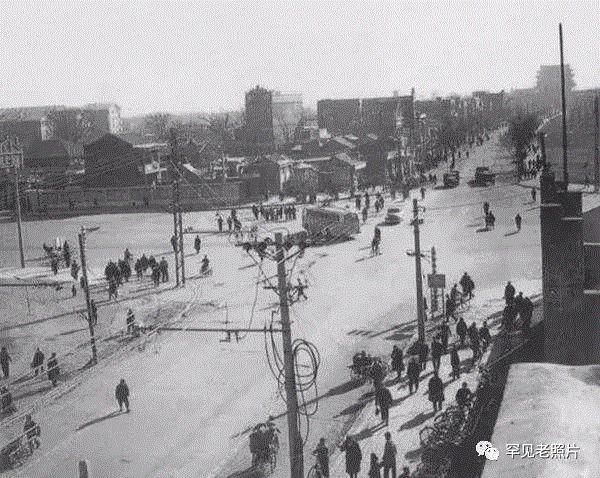     1961年，北京东单路口。,文艺 ▎1年1张，100年北京,天坛,故宫,颐和园,刘英毅,正阳门,城墙,燕京大学,日军,马克,吕布