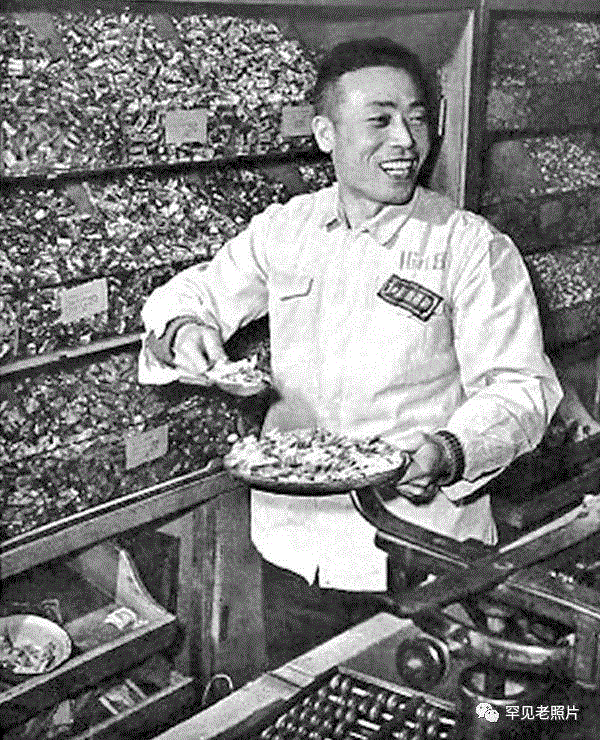     1963年，北京，国营王府井百货商店内的糖果专柜。,文艺 ▎1年1张，100年北京,天坛,故宫,颐和园,刘英毅,正阳门,城墙,燕京大学,日军,马克,吕布