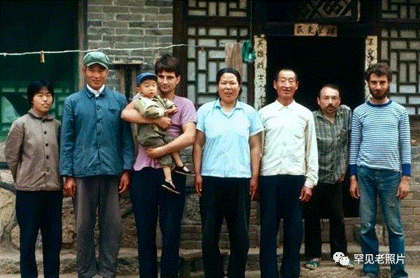     1975年，北京顺义，一户孙姓农家人与外国友人的合影。迈克尔/摄。,文艺 ▎1年1张，100年北京,天坛,故宫,颐和园,刘英毅,正阳门,城墙,燕京大学,日军,马克,吕布