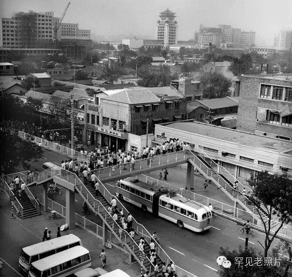   1981年7月1日，北京首座行人过街桥，西单人行过街桥建成开通。刘英毅/摄