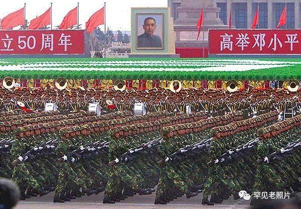     1999年10月1日，建国50周年阅兵式，图为解放军陆军方阵。,文艺 ▎1年1张，100年北京,天坛,故宫,颐和园,刘英毅,正阳门,城墙,燕京大学,日军,马克,吕布
