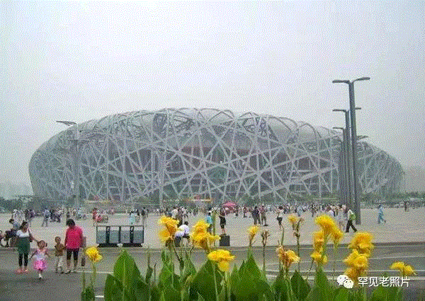     2009年，北京，远眺鸟巢。,文艺 ▎1年1张，100年北京,天坛,故宫,颐和园,刘英毅,正阳门,城墙,燕京大学,日军,马克,吕布