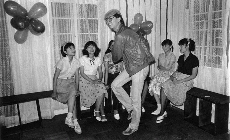 发呆的刘德华、卸妆的林青霞、泳池里的王祖贤……一组香港影坛的罕见照,香港,影坛,刘德华,林青霞,王祖贤,泳池,罕见照,电影,导演,演员
