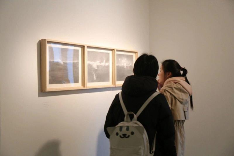 ▲李蕾的“日记体”绘画非常具有个人特色，看完有没有引起大家的共鸣呢？,“我自己之歌——李蕾作品展”于今日开幕,李蕾,合美术馆,青年,鲁虹,女士,黄立平,策展人,开幕式,绘画,朋友们