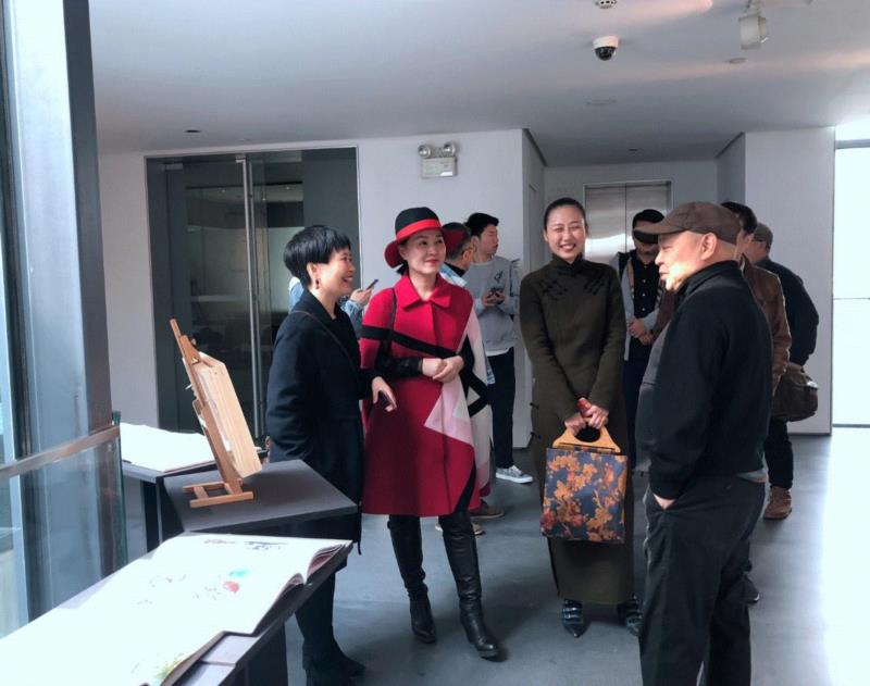  ▲他们聊到什么这么开心,“我自己之歌——李蕾作品展”于今日开幕,李蕾,合美术馆,青年,鲁虹,女士,黄立平,策展人,开幕式,绘画,朋友们