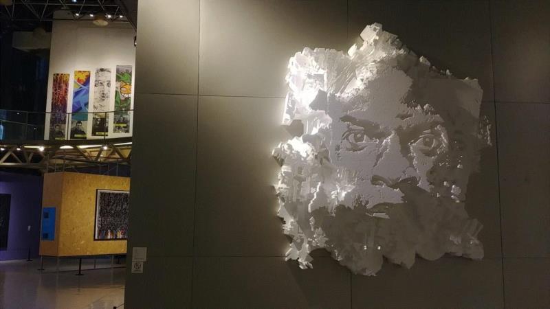 展览现场,访谈 | 葡萄牙涂鸦艺术家Vhils的艺术世界,葡萄牙,Vhils,Moca君,Lisbon,里斯本,the,孙文倩,绘画,墙面,板子