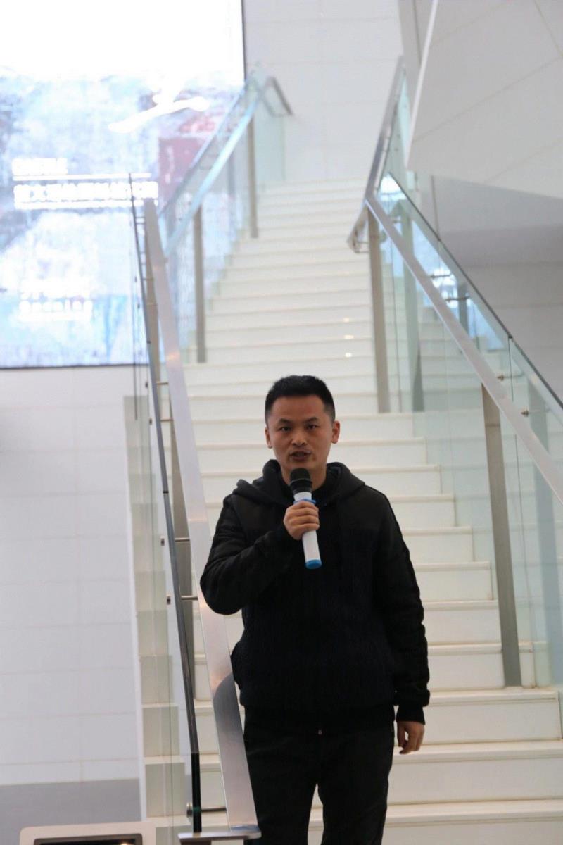 ▲艺术家董文通先生发表展览感言,“城堡——董文通绘画场域实践”于今日开幕,董文通,城堡,绘画,场域,合美术馆,开幕式,架上,姚华,女士,鲁虹