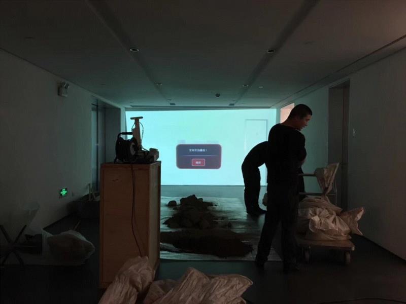 △你们猜猜明天这里要播放什么影像？,展览倒计时 | 董文通个展将于明日开幕,董文通,倒计时,合美术馆,绘画,小合,场域,油画,科技,媒介,身份证