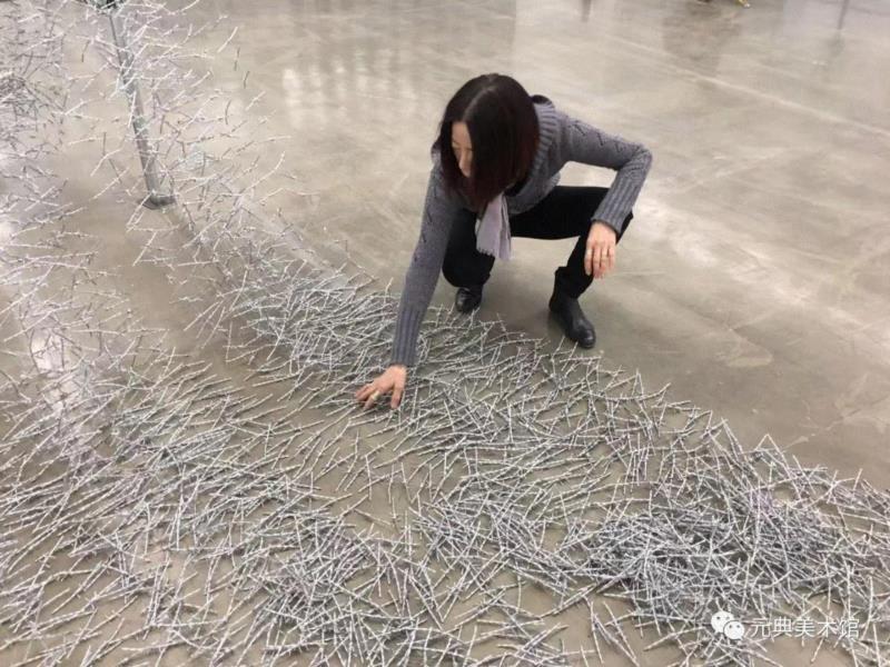 秦玉芬在工作中,秦玉芬装置作品《珊瑚》预告,秦玉芬,装置,预告,元典美术馆,端倪,空间装置,铁蒺藜,尼龙线,钢架,杨超