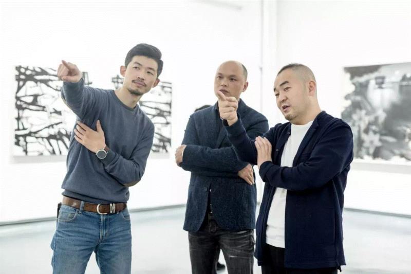 白盒子艺术馆馆长孙永增（右一）在开幕式现场,多元之下，边缘化的绘画重新激活——当代绘画的五个个案 | 亚洲艺术 · 现场,绘画,之下,亚洲,媒介,杨劲松,厦门磐基艺术馆,开幕式,符号,差别,白盒子艺术馆