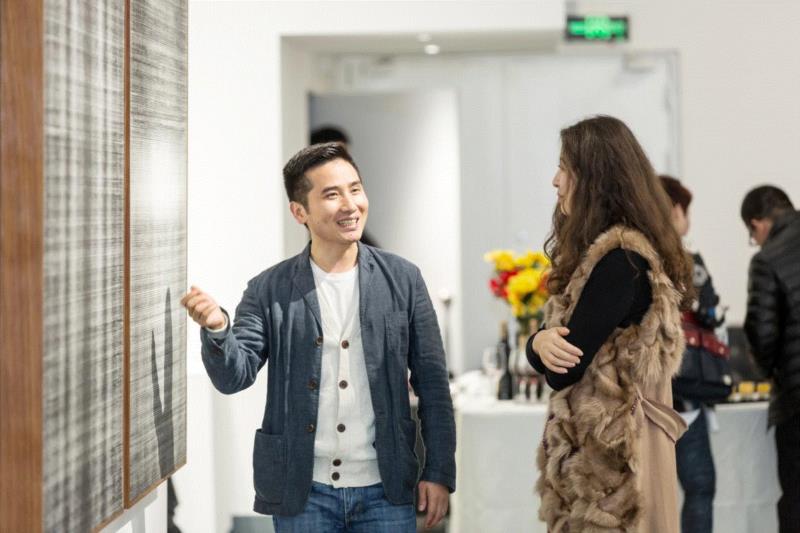 艺术厦门磐基艺术馆馆长滕丽与受邀嘉宾进行艺术交流,多元之下，边缘化的绘画重新激活——当代绘画的五个个案 | 亚洲艺术 · 现场,绘画,之下,亚洲,媒介,杨劲松,厦门磐基艺术馆,开幕式,符号,差别,白盒子艺术馆