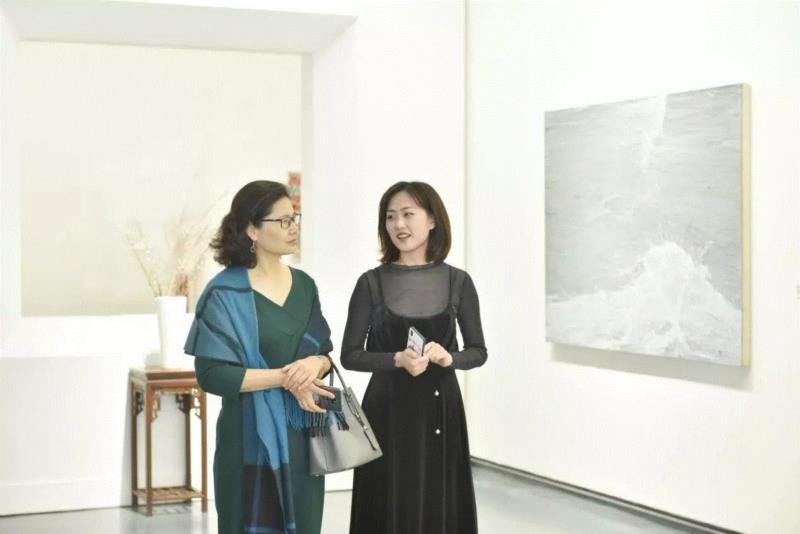 艺术厦门工作人员为受邀嘉宾讲解作品,多元之下，边缘化的绘画重新激活——当代绘画的五个个案 | 亚洲艺术 · 现场,绘画,之下,亚洲,媒介,杨劲松,厦门磐基艺术馆,开幕式,符号,差别,白盒子艺术馆
