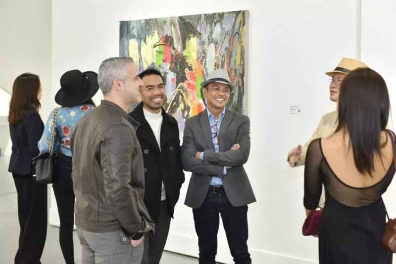 受邀嘉宾在作品前进行艺术交流,多元之下，边缘化的绘画重新激活——当代绘画的五个个案 | 亚洲艺术 · 现场,绘画,之下,亚洲,媒介,杨劲松,厦门磐基艺术馆,开幕式,符号,差别,白盒子艺术馆