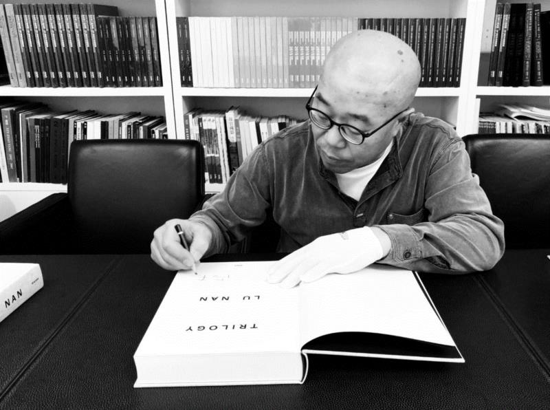 英文版吕楠《Trilogy / 三部曲》伦敦问世 | 艺术家签名本蜂巢首发