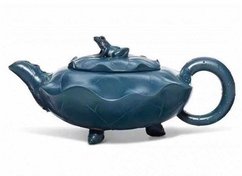 蒋蓉（1919-2008）制荷塘听雨壶，宽 15.3 cm.。估价：15,000-25,000美元。