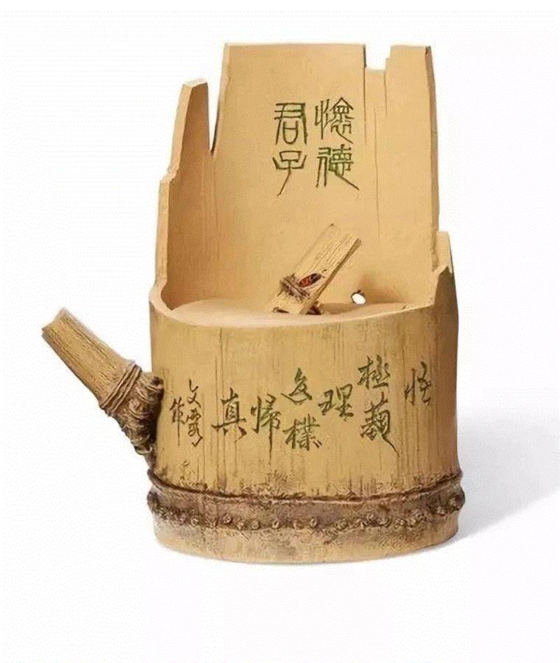 陆文霞（1966年生）制竹节壶，高 16.2 cm.。估价：2,000-3,000美元。于即日至3月