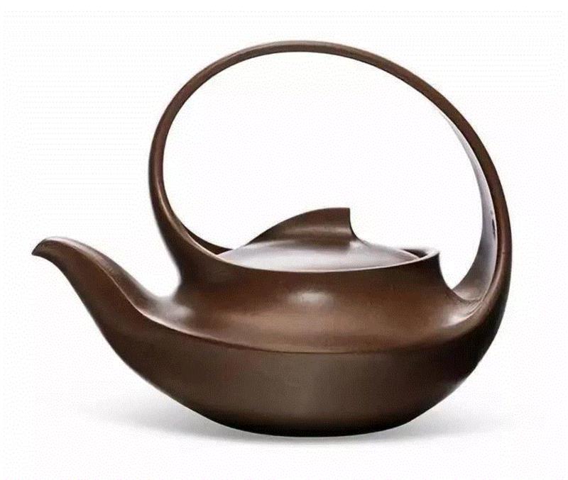 汪寅仙（1943-2018）及张守智（1932年生）制大曲壶，宽 20.9 cm.，估价：30,00