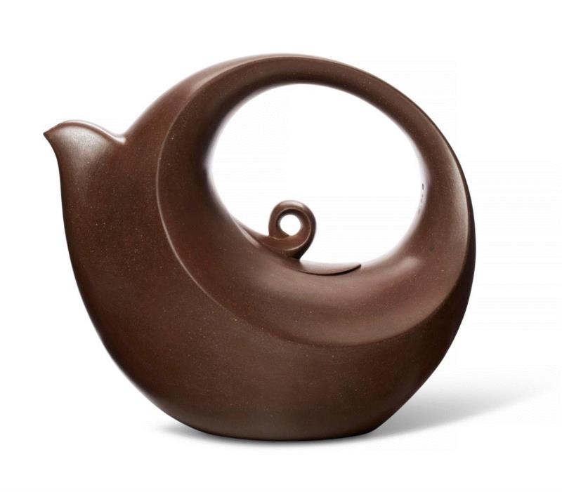 汪寅仙（1943-2018）制神鸟出林壶，高 14.6 cm.，估价：30,000 - 50,000