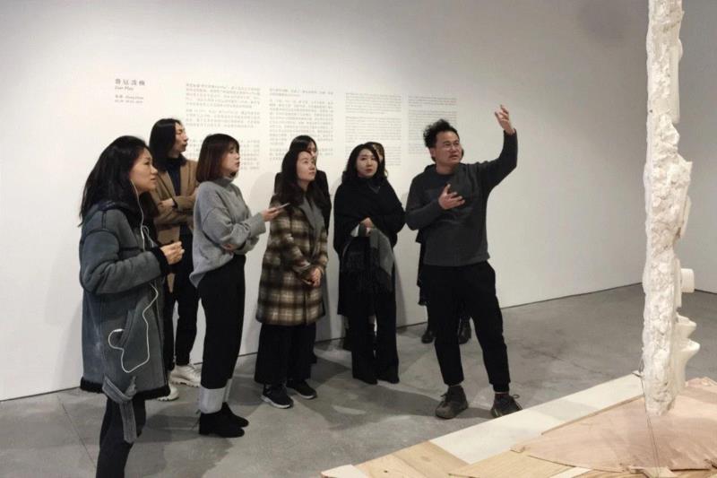 Zheng Huan(Right) explains his works to guests&nbs