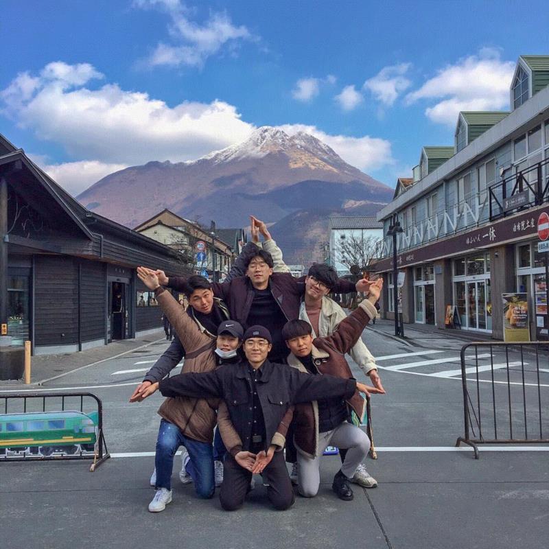 不一定六个人，五个人也可以,最近比较火的合影姿势，必须学会！,姿势,近期,合影,人体,星星,广场舞,老太太,五个人,腰腿,多米诺骨牌