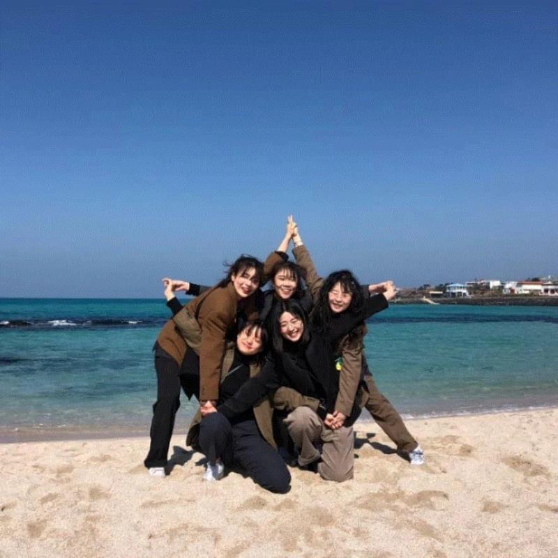 这个叫做“人体叠叠乐”，需要一定的腰腿力量,最近比较火的合影姿势，必须学会！,姿势,近期,合影,人体,星星,广场舞,老太太,五个人,腰腿,多米诺骨牌