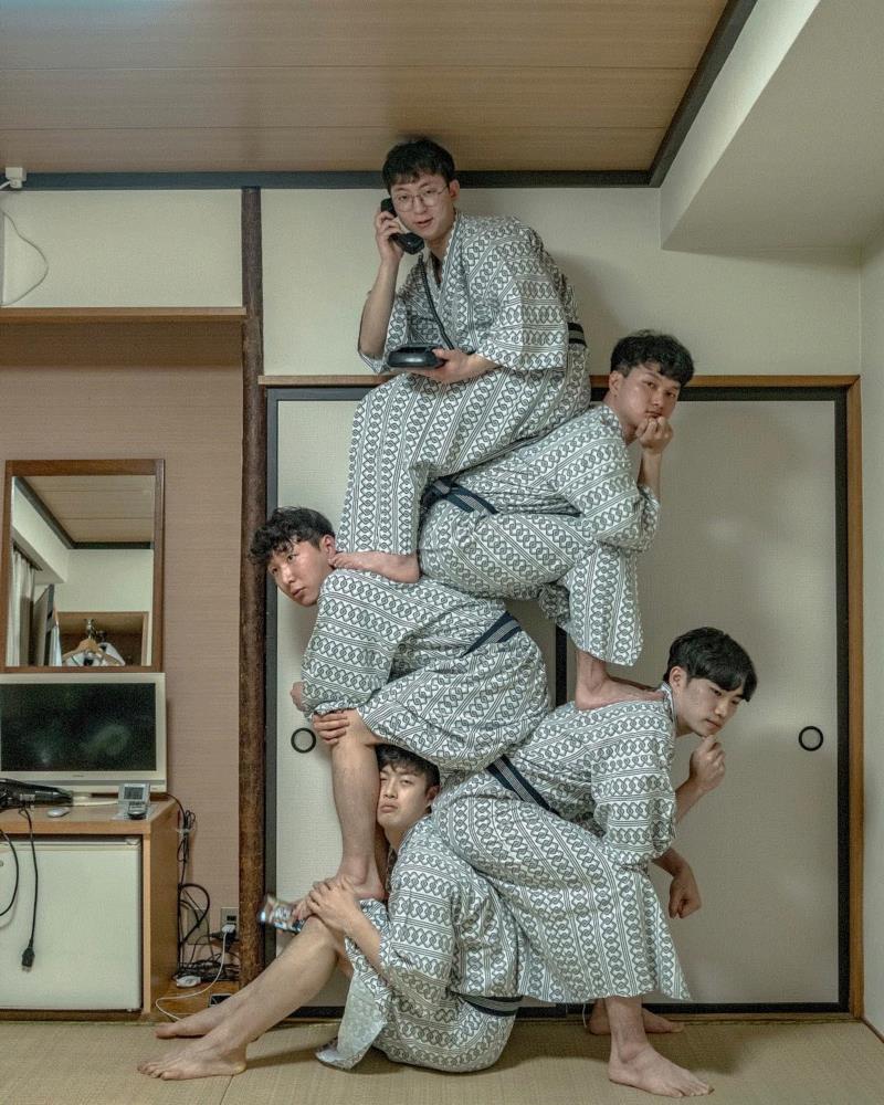 “后仰式”应该比较容易，注意别摔倒了变成多米诺骨牌,最近比较火的合影姿势，必须学会！,姿势,近期,合影,人体,星星,广场舞,老太太,五个人,腰腿,多米诺骨牌